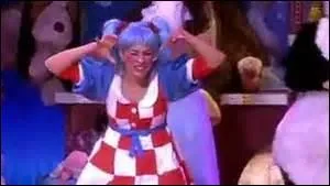 "Pour rester ensemble c'est fastoche, soyons trop chers, soyons trop moches ! "
Mais oui, tu as raison, Betty Quette. 
Que reçoit un ourson blanc en peluche par ses soins ?