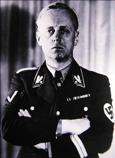 Ce personnage à mélanger vins mousseux et diplomatie. Cela a provoqué un scandale à l'étranger en osant effectuer un geste, qui était en opposition avec un protocole très strict. Malgré tout, il réussira un « exploit » diplomatique peu avant le début de la 2e Guerre mondiale.

Qui est ce vendeur d'alcool (réponse 1 ou 2) ?
A quoi a-t-il été condamné (réponse 3, 4 ou 5) ?