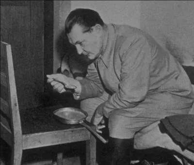 Ce personnage a été un des principaux acteurs de la prise du pouvoir des nazis. Il sera le nazi le plus important à être jugé. Pendant le procès, il refusera de reconnaître ses crimes et continuera à être un ardent partisan du nazisme. Il a réussi à recréer l'aviation de guerre allemande.

Qui est cet horrible personnage (réponse 1 ou 2) ?
A quoi a-t-il été condamné (réponse 3, 4 ou 5) ?