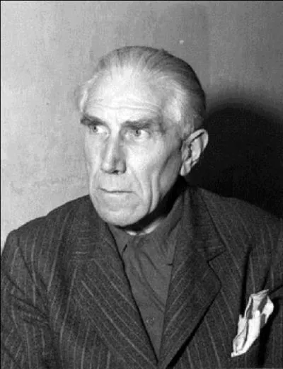 Aristocrate et catholique très pratiquant, il est le négociateur du concordat entre l'Allemagne et le Vatican. Il contribua beaucoup à l'arrivée d'Hitler au pouvoir en influençant Hindenburg. Ce fut un ambassadeur jusqu'à la chute du régime nazi.

Qui est ce nobliau (réponse 1 ou 2) ?
A quoi a-t-il été condamné (réponse 3, 4 ou 5) ?