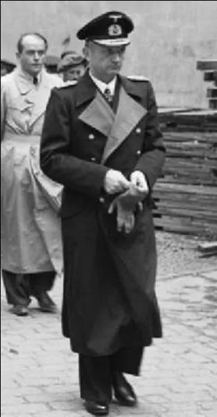 Il a été celui qui a mis fin à ce conflit en Europe. Il fut accusé d'avoir mené un combat sans respecter les lois de la guerre en émettant un ordre exigeant de ne pas porter assistance aux naufragés.

Qui est ce marin d'eau douce (réponse 1 ou 2) ?
A quoi a-t-il été condamné (réponse 3, 4 ou 5) ?