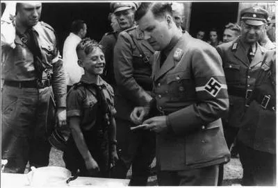 Adolescent, il fut subjugué par Hitler. Il deviendra le chef d'une organisation d'endoctrinement de la jeunesse allemande avant d'aider à la déportation des juifs de Vienne. Il se permettra d'écrire des poèmes à son « vénéré chef ».

Qui est ce créateur de vers de mirliton (réponse 1 ou 2) ?
A quoi a-t-il été condamné (réponse 3, 4 ou 5) ?
