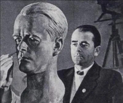 C'est l'artiste de la bande. Il aura la responsabilité d'un projet de reconstruction de Berlin, puis il prendra en charge l'organisation de l'industrie de guerre allemande. Il sera impliqué dans le travail forcé et dans la déportation des prisonniers.

Qui est cet artiste de pacotille (réponse 1 ou 2) ?
A quoi a-t-il été condamné (réponse 3, 4 ou 5) ?