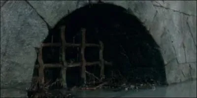 Quelle forteresse a, à la base de ses murs d'enceinte, un fragile caniveau ?