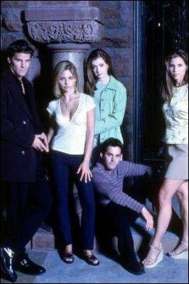 [La métamorphose de Buffy] A la fin de l'épisode, dans quelle position Buffy découvre-t-elle Giles, Cordélia, Willow et Jenny ?