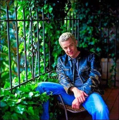 [Attaque à Sunnydale] Quand Spike arrive, il renverse une pancarte, qu'avait-il marqué dessus ?