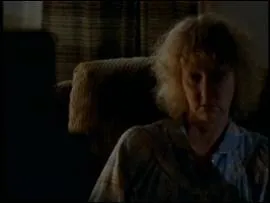 "Le puzzle" : que regarde la mère de Chris et de Daryl à la télé ?