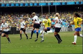 Quelle équipe de football a battu la Hongrie (4-2), après avoir éliminé la France (3-1) en ¼ de finale et le Brésil (2-1) en ½ finale lors de la Coupe du monde en 1938 ?