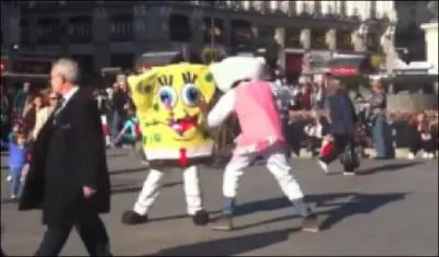 Que la douairière, par un contresens exorbitant, s'est laissé entrainer à prendre un râteau et s'est crue obligée de frapper l'exigeant marguiller sur son omoplate ______ .