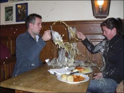 Deux alvéoles furent ____ . (Je demande le genre courant du mot "alvéole".)