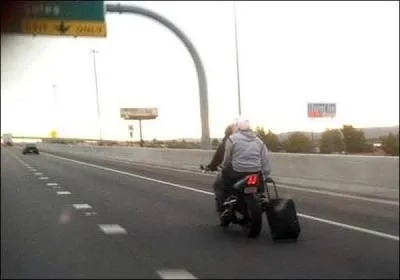 "Par saint Martin, quelle hémorragie !", s'écria ce bélitre. À cet évènement, saisissant son ___, ridicule excédent de bagage...