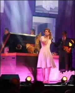 Quelle petite fille désire accompagner Joseph partout où il veut aller ?