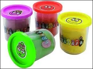 En quoi la pâte à modeler se plaint-elle d'être transformée ?