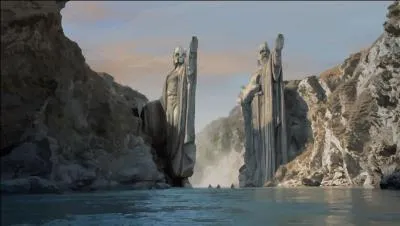 Quel fleuve, orné des statues d'Argonath, traverse la Lórien ?