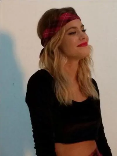 Où préfère-t-elle dormir pour ses vacances, dans un hôtel ou dans un camping ?