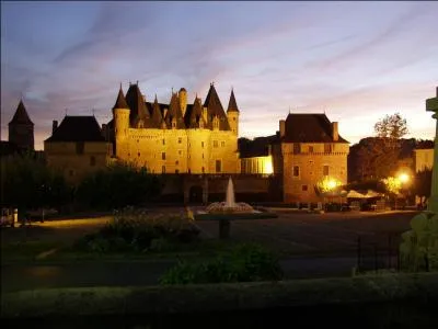Dans quel bourg de Dordogne visiterez-vous le château visible sur la photo d'accompagnement ?