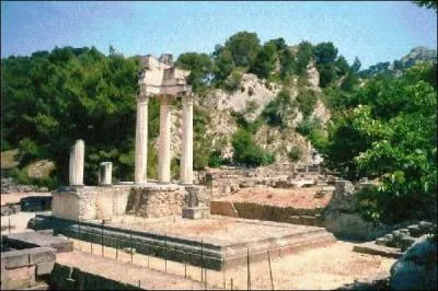 Dans quel département nous promènerons-nous dans les ruines de la ville antique de Glanum ?