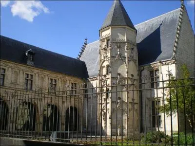 Quel est ce monument visible à Bourges à la belle tourelle d'escalier hexagonale ?