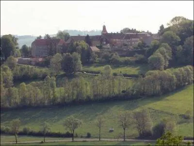 Quelle est cette place forte du Jura bâtie au sommet d'une colline veillant sur le val de Mièges ?