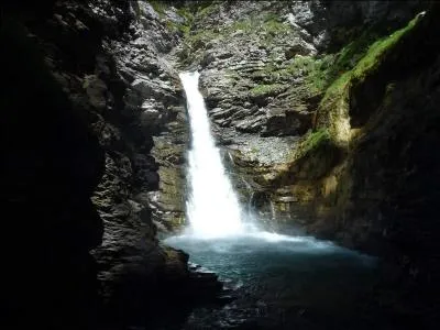 Dans quel département est située l'admirable cascade de la Lance ?