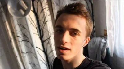 Comment s'appelle son fr&egrave;re, qui est plus ag&eacute; que lui ?