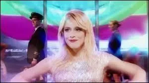 Par quelle chanson commence Violetta 3 ?