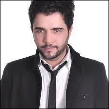 Comment s'appelle le nouveau professeur du studio ?