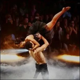 Sur quel thème était sa première danse contemporaine ?