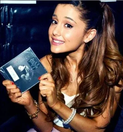 Quand a-t-elle sorti son CD "Yours Truly" ?
