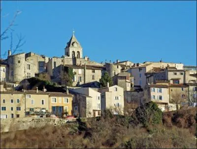 La ville de Sault, renommée pour ses nougats et macarons est située :