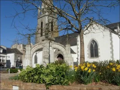 Dans quel département se trouve la ville de Plouay, bien connue des cyclistes ?
