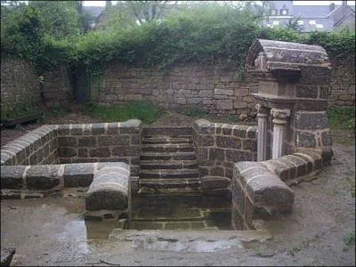 La ville de Rostrenen est située dans le département :