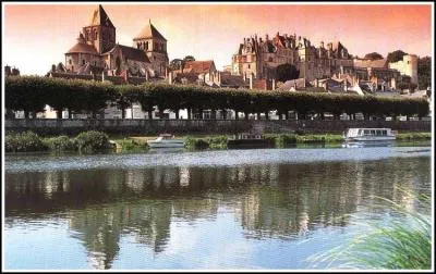 Votre ami Thierry vous a envoyé une jolie carte postale de la ville de Saint-Aignan où il habite dorénavant, dans quel département réside-t-il ?