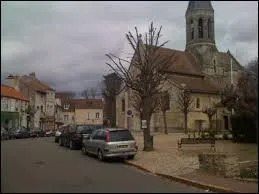 Nous sommes à Louveciennes, ville Yvelinoise située en région ...