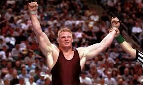 De 1997 à 2000, Brock Lesnar excelle dans le championnat universitaire de lutte amateur, enchainant de nombreux titres de champion poids-lourd. Dans quelle université était-il inscrit (et représentait-il) ?