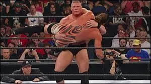 L'impressionnante puissance de Lesnar lui permet de très vite gravir les échelons à la WWE. Quelques mois à peine après ses débuts, que remporte-t-il ?