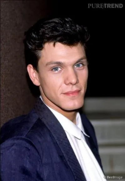 1985. Marc Lavoine a été touché. Il est foutu car "elle a le regard qui tue". (clip)