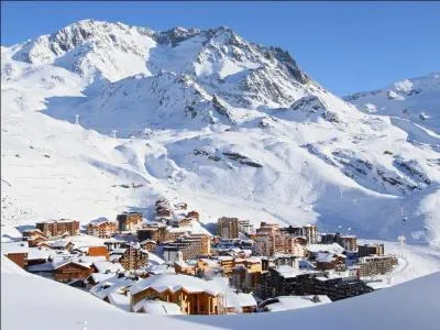 Val Thorens, plus haute station de ski d'Europe à 2300 mètres a été ouverte au public en :