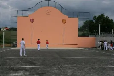 Qui s'est fait une renommée dans le domaine de la pelote basque ?