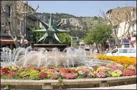 Nous partons acheter des melons à Cavaillon. Considérée comme la capitale du melon, cette ville pacaïenne se situe dans le département ...