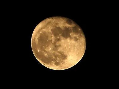 Quelle est la traduction du titre "Walking on the moon" du groupe The Police ?