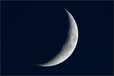 Quel est le titre du premier album qu'a sorti la chanteuse Anggun en 1997 ?