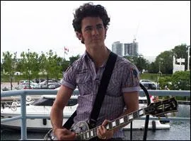 Quelle chanson Kevin a crit dans l'album ''A Little Bit Longer'' ?