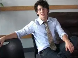 Nick est rcemment sorti avec quelle(s) fille(s) ?