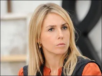 Quelle scientifique incarnée par Anne-Charlotte Pontabry la remplace à partir de la saison 5 ?