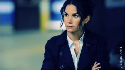 Dans l'épisode "Des lendemains sombres", Julie Labro, membre du RIS, est retrouvée morte chez elle. Que lui est-elle arrivé ?