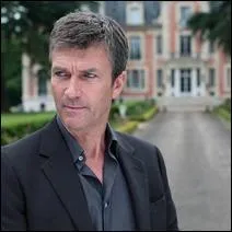 Qui le remplace à partir de la saison 3 ?