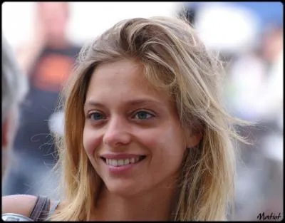 Comment s'appelle sa fille dont le rôle est joué par Lizzie Brocheré ?