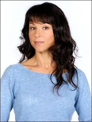 Coraly Zahonero joue le rôle d'une légiste dans la série. Comment s'appelle-t-elle ?