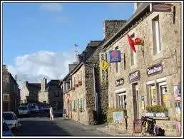 Nous nous promenons dans les rues de la commune bretonne de Plougrescant. Nous sommes dans le département n° ...